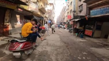 Delhi, Hindistan - 30 Ekim 2024 - Paharganj Mahallesi sokaklarında yürüyor