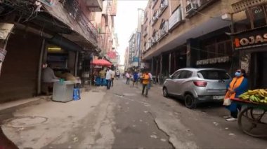 Delhi, Hindistan - 30 Ekim 2024 - Paharganj Mahallesi sokaklarında yürüyor