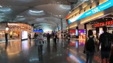 İstanbul, Türkiye - 22 Ağustos 2024 - IST Havaalanı 'nın ana kalkış alanından geçen yolcuların zamanlaması