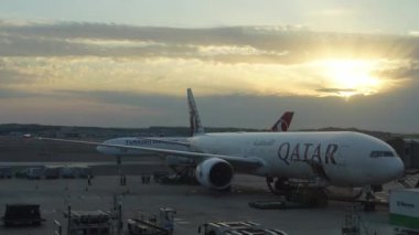 İstanbul, Türkiye - 22 Ağustos 2024 - Katar Havayolları Boeing 777-300