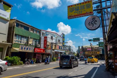 Tainan, Tayvan - 4 Eylül 2024 - Tainan şehir merkezinde evler ve arabalarla sokak manzarası