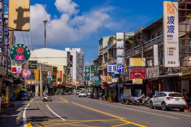 Tainan, Tayvan - 4 Eylül 2024 - Tainan şehir merkezinde evler ve arabalarla sokak manzarası