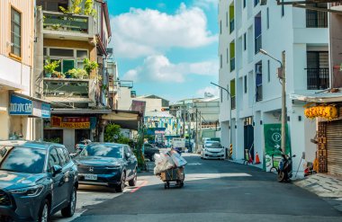 Tainan, Tayvan - 4 Eylül 2024 - Tainan şehir merkezinde evler ve arabalarla sokak manzarası