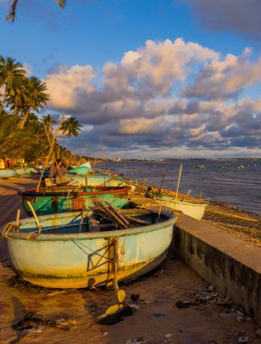 Mui Ne, Vietnam - 7 Ekim 2024 - Çöp ve insanlar Mui Ne plajlarında
