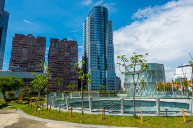 Kaohsiung, Tayvan - 6 Eylül 2024 - Kaohsiung şehir merkezindeki modern binalar Kaohsiung Halk Kütüphanesi 'nin çatısından görüldü