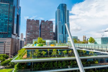 Kaohsiung, Tayvan - 6 Eylül 2024 - Kaohsiung şehir merkezindeki modern binalar Kaohsiung Halk Kütüphanesi 'nin çatısından görüldü