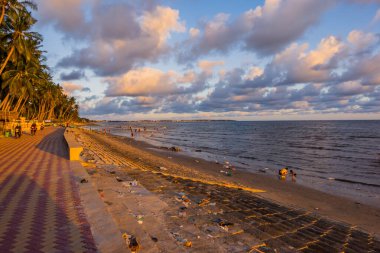 Mui Ne, Vietnam - 7 Ekim 2024 - Çöp ve insanlar Mui Ne plajlarında