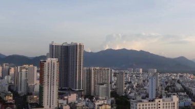 Nha Trang, Vietnam - 3 Ağustos 2024 - Nha Trang şehrinin hava gün batımı manzarası