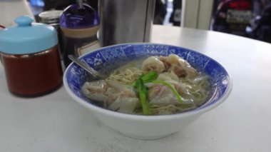 Geleneksel Tayvan Wonton usulü taze soğanlı erişte.