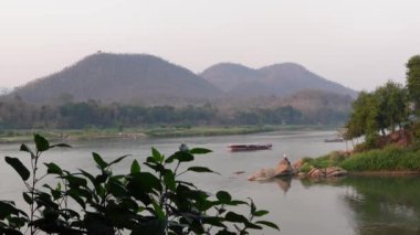 Luang Prabang, Laos 'taki Mekong Nehri' ndeki teknelerin zamanı.