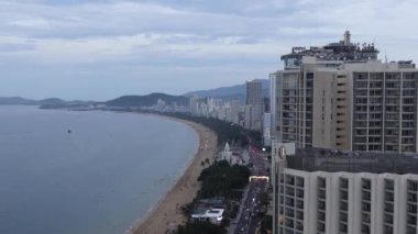 Nha Trang, Vietnam - 3 Ağustos 2024 - Nha Trang Sahili 'nin gün batımında hava görüntüsü