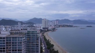Nha Trang, Vietnam - 3 Ağustos 2024 - Nha Trang Sahili 'nin gün batımında hava görüntüsü