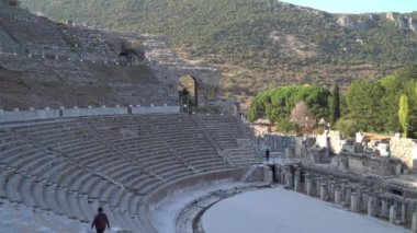 Selcuk, Türkiye - 7 Kasım 2024 - Türkiye 'nin Efes kentinin harabe alanındaki amfi tiyatroda turistler