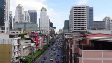 Bangkok, Tayland - 5 Şubat 2024 - Sukhumvit 'te trafik ve modern mimari