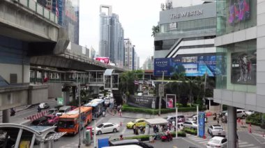 Bangkok, Tayland - 5 Şubat 2024 - Sukhumvit 'te trafik ve modern mimari
