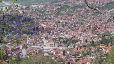 Saraybosna 'nın aşağısındaki Trebevic Dağı' ndan görülen hava manzarası