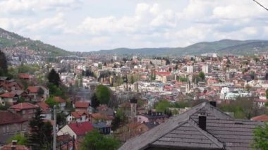 Saraybosna 'nın aşağısındaki Trebevic Dağı' ndan görülen hava manzarası