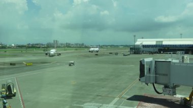 Kaohsiung, Tayvan - 6 Eylül 2024 - Vietjet Air Airbus A321-200 KHH Havaalanı kapısında