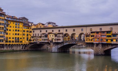 Eski Köprü 'nün inanılmaz günbatımı manzarası (Ponte Vecchio, Floransa, İtalya