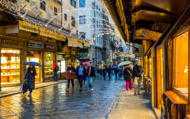 Floransa, İtalya - 14 Aralık 2024 - Eski Köprü 'nün muhteşem günbatımı manzarası (Ponte Vecchio