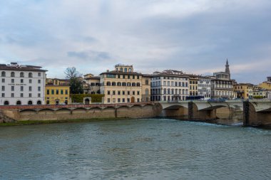 Floransa, İtalya - 14 Aralık 2024 - Firenze 'deki Arno Nehri' nin güzel gün batımı manzarası