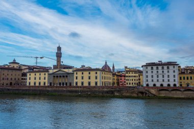 Floransa, İtalya - 14 Aralık 2024 - Firenze 'deki Arno Nehri' nin güzel gün batımı manzarası