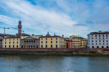 Floransa, İtalya - 14 Aralık 2024 - Firenze 'deki Arno Nehri' nin güzel gün batımı manzarası