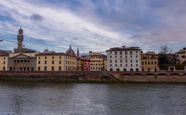 Floransa, İtalya - 14 Aralık 2024 - Firenze 'deki Arno Nehri' nin güzel gün batımı manzarası