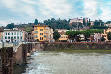Floransa, İtalya - 14 Aralık 2024 - Firenze 'deki Arno Nehri' nin güzel gün batımı manzarası