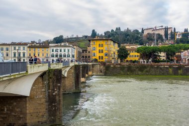 Floransa, İtalya - 14 Aralık 2024 - Firenze 'deki Arno Nehri' nin güzel gün batımı manzarası