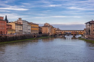 Floransa, İtalya - 14 Aralık 2024 - Arno Nehri 'nin arka planda Ponte Vecchio ile güzel günbatımı manzarası