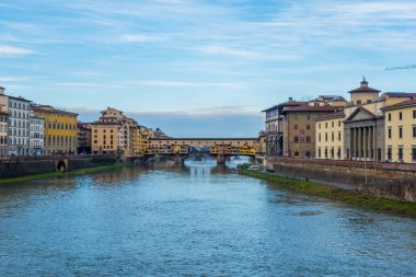 Floransa, İtalya - 14 Aralık 2024 - Arno Nehri 'nin arka planda Ponte Vecchio ile güzel günbatımı manzarası