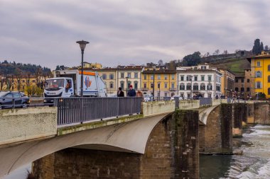 Floransa, İtalya - 14 Aralık 2024 - Firenze 'deki Arno Nehri' nin güzel gün batımı manzarası