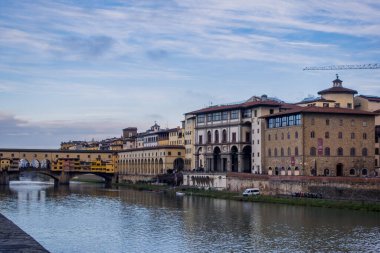 Floransa, İtalya - 14 Aralık 2024 - Arno Nehri 'nin arka planda Ponte Vecchio ile güzel günbatımı manzarası