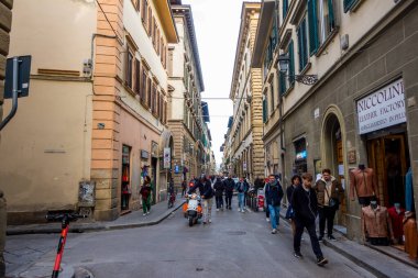 Florence, İtalya - 14 Aralık 2024 - Floransa Tarih Merkezi 'nde sokak fotoğrafçılığı (Centro Storico)
