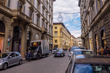 Florence, İtalya - 14 Aralık 2024 - Floransa Tarih Merkezi 'nde sokak fotoğrafçılığı (Centro Storico)