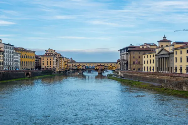 Floransa, İtalya - 14 Aralık 2024 - Arno Nehri 'nin arka planda Ponte Vecchio ile güzel günbatımı manzarası