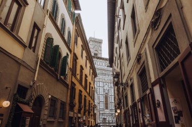 Florence, İtalya - 14 Aralık 2024 - Floransa Tarih Merkezi 'nde sokak fotoğrafçılığı (Centro Storico)