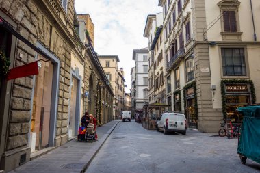 Florence, İtalya - 14 Aralık 2024 - Floransa Tarih Merkezi 'nde sokak fotoğrafçılığı (Centro Storico)