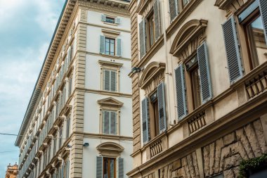 Florence, İtalya - 14 Aralık 2024 - Floransa Tarih Merkezi 'nde sokak fotoğrafçılığı (Centro Storico)