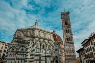 İtalya 'nın Floransa kentindeki Santa Maria del Fiore Katedrali' nin (Duomo) alçak açılı manzarası