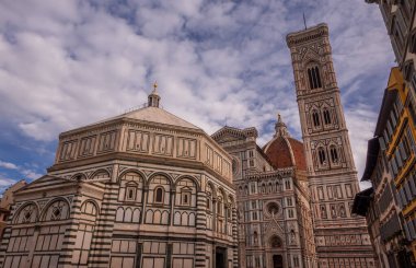 İtalya 'nın Floransa kentindeki Santa Maria del Fiore Katedrali' nin (Duomo) alçak açılı manzarası