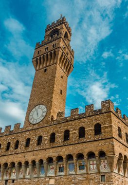 Uffizi Galerileri 'nden görünen Eski Saray' ın (Palazzo Vecchio) alçak açılı görüntüsü
