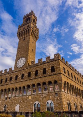 Uffizi Galerileri 'nden görünen Eski Saray' ın (Palazzo Vecchio) alçak açılı görüntüsü