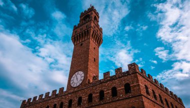 Uffizi Galerileri 'nden görünen Eski Saray' ın (Palazzo Vecchio) alçak açılı görüntüsü