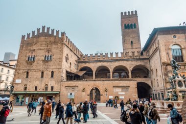 Bolonya, İtalya - 15 Aralık 2024 - Sisli bir günde Piazza Maggiore