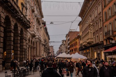 Bolonya, İtalya - 16 Aralık 2024 - Orta Bolonya 'da kalabalık