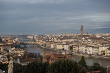 Floransa, İtalya - 14 Aralık 2024 - Piazzale Michelangelo 'dan Floransa' nın panoramik manzarası