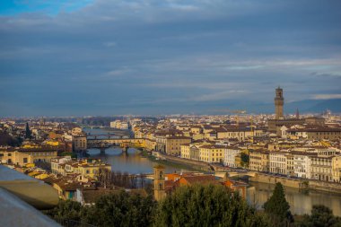 Floransa, İtalya - 14 Aralık 2024 - Piazzale Michelangelo 'dan Floransa' nın panoramik manzarası