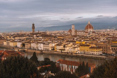 Floransa, İtalya - 14 Aralık 2024 - Piazzale Michelangelo 'dan Floransa' nın panoramik manzarası